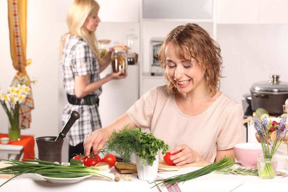 Девушка ест овощи на ленивой диете